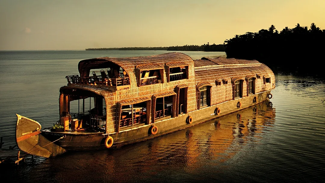 Kerala Houseboat Tourism Guide: Alleppey vs Kumarakom – Routes, Costs & Best Time to Visit